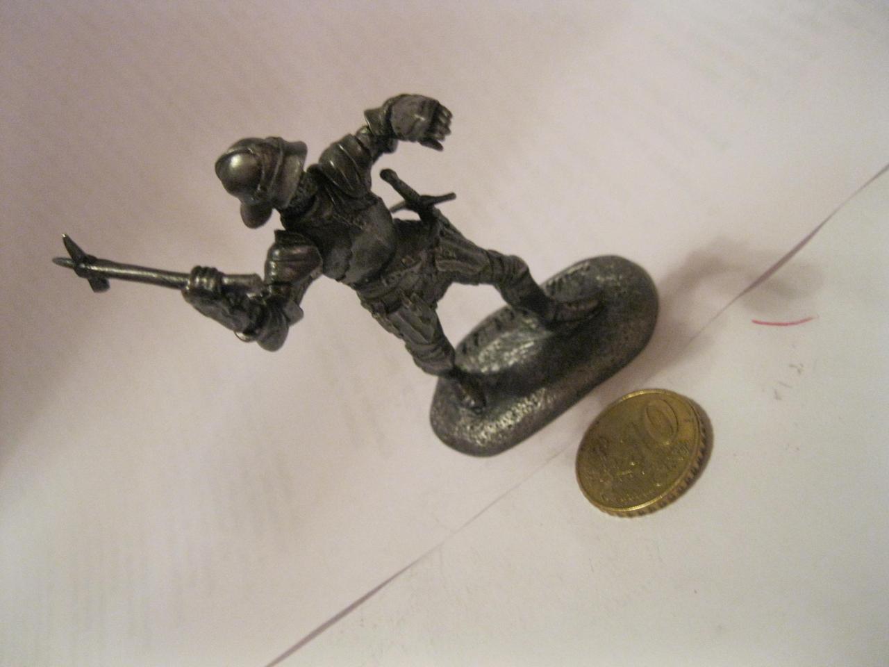 Фигурка ФИГУРА статуэтка сувенир рыцарь войн с топориком в каске сплав олова металл 6см - фото 2 - id-p916177658