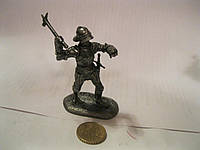 Фигурка ФИГУРА статуэтка сувенир рыцарь войн с топориком в каске сплав олова металл 6см