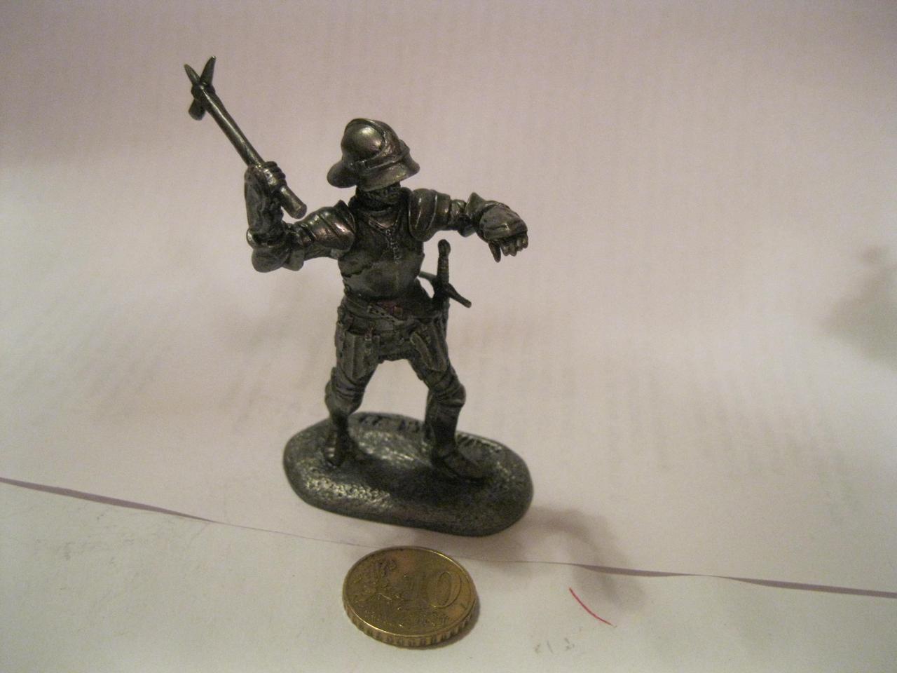 Фигурка ФИГУРА статуэтка сувенир рыцарь войн с топориком в каске сплав олова металл 6см - фото 1 - id-p916177658