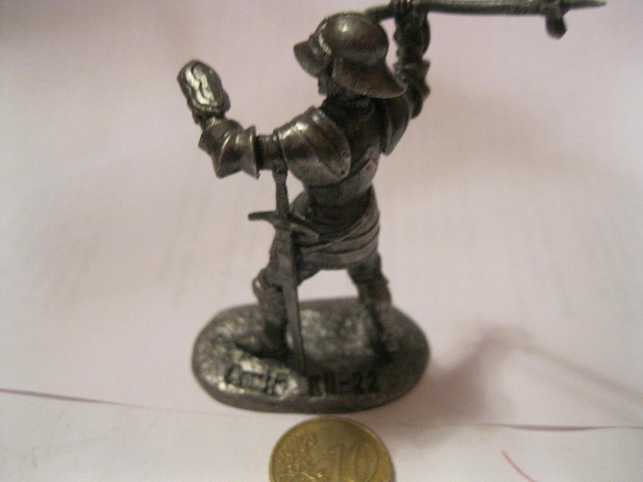 Фигурка ФИГУРА статуэтка сувенир рыцарь войн с топориком в каске сплав олова металл 6см - фото 3 - id-p916177658