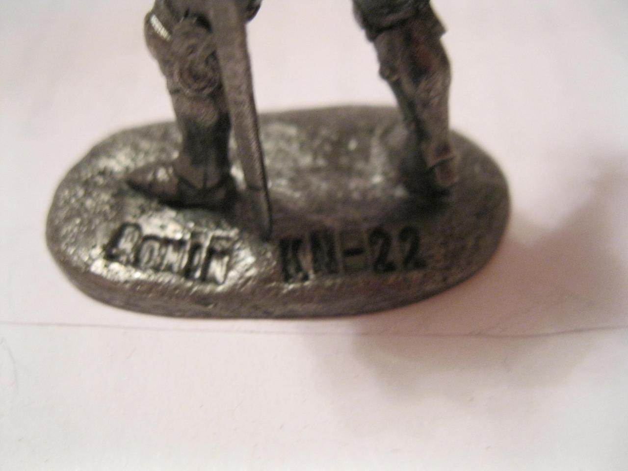 Фигурка ФИГУРА статуэтка сувенир рыцарь войн с топориком в каске сплав олова металл 6см - фото 4 - id-p916177658