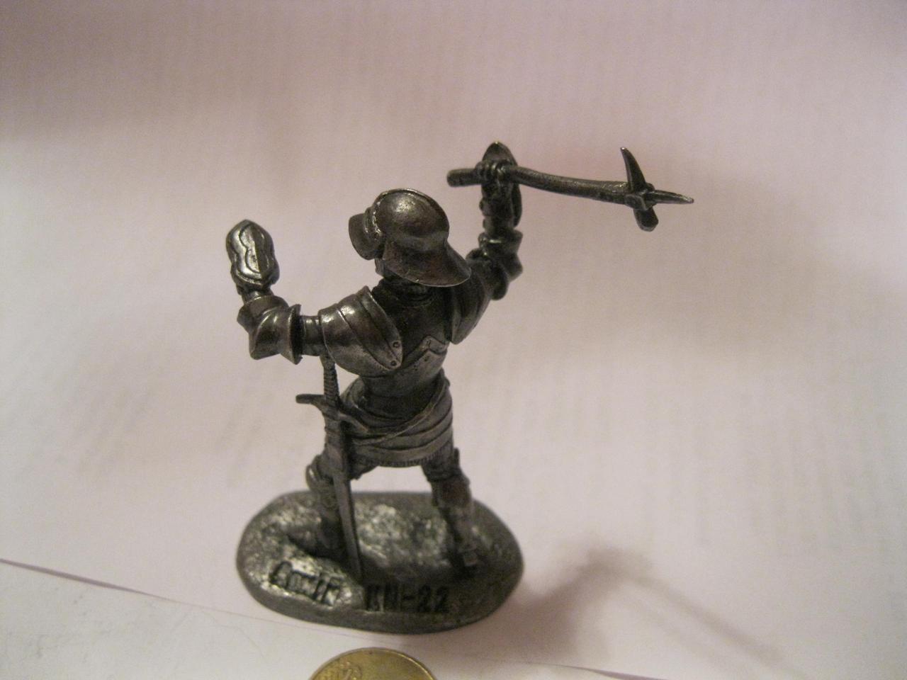 Фигурка ФИГУРА статуэтка сувенир рыцарь войн с топориком в каске сплав олова металл 6см - фото 5 - id-p916177658