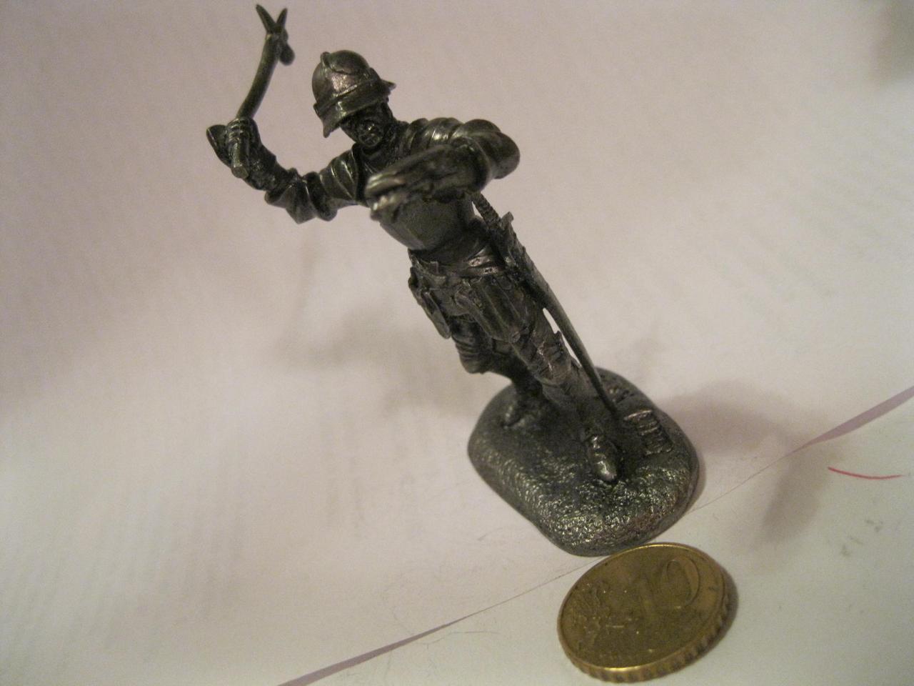 Фигурка ФИГУРА статуэтка сувенир рыцарь войн с топориком в каске сплав олова металл 6см - фото 7 - id-p916177658