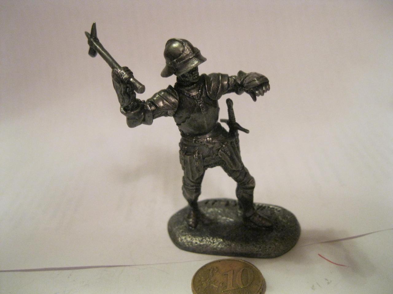 Фигурка ФИГУРА статуэтка сувенир рыцарь войн с топориком в каске сплав олова металл 6см - фото 8 - id-p916177658