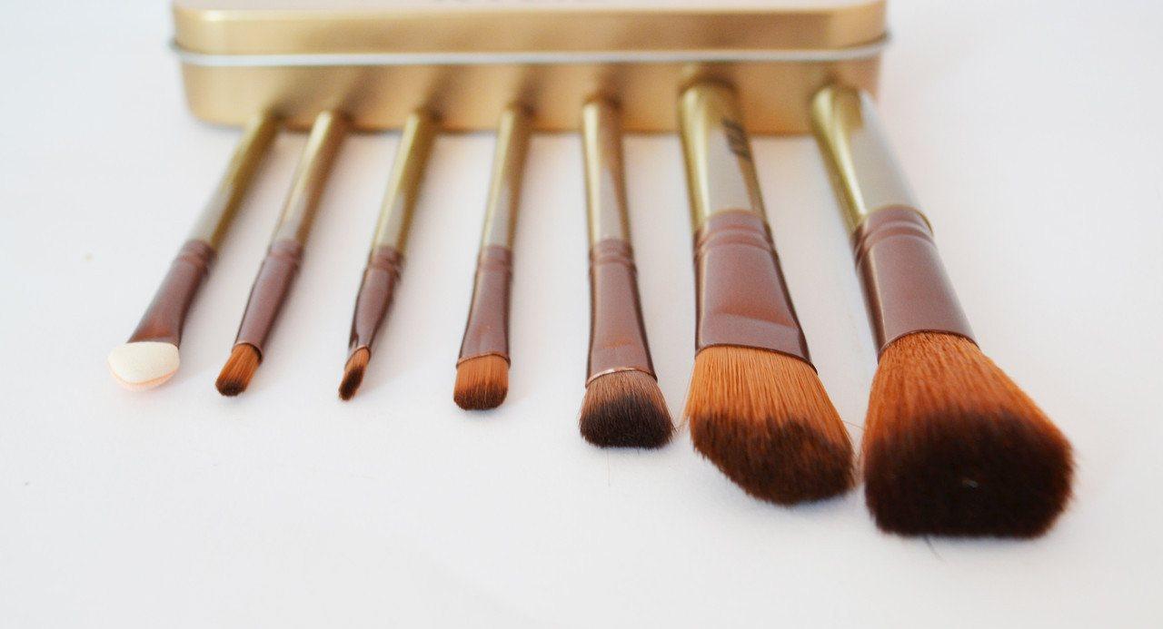 コスメ　7個セット ki Набор кистей для макияжа Kylie в контейнере кисточки 7 шт