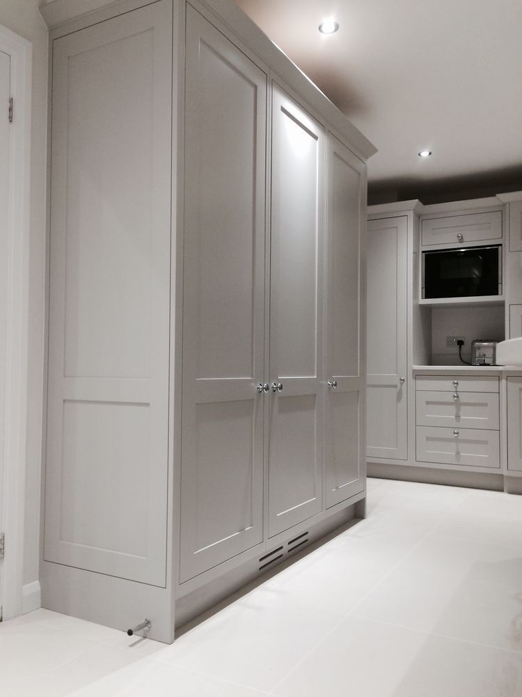 Шафа в передпокій із фрезерованими фасадами в стилі сучасної класики. Новинка 2019