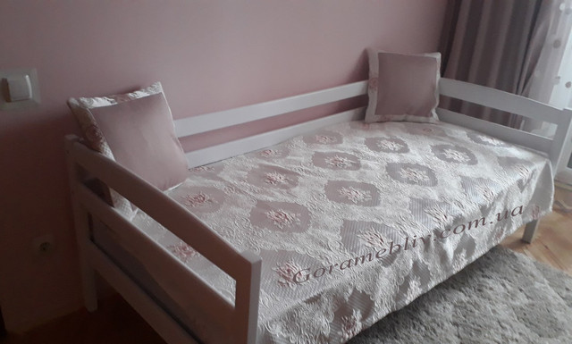 На фото: деревянная кровать "Нота" белого цвета в интерьере.