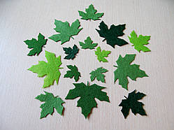 Зелене листя клена з фетру.