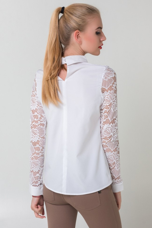 Белая блузка с кружевными рукавами