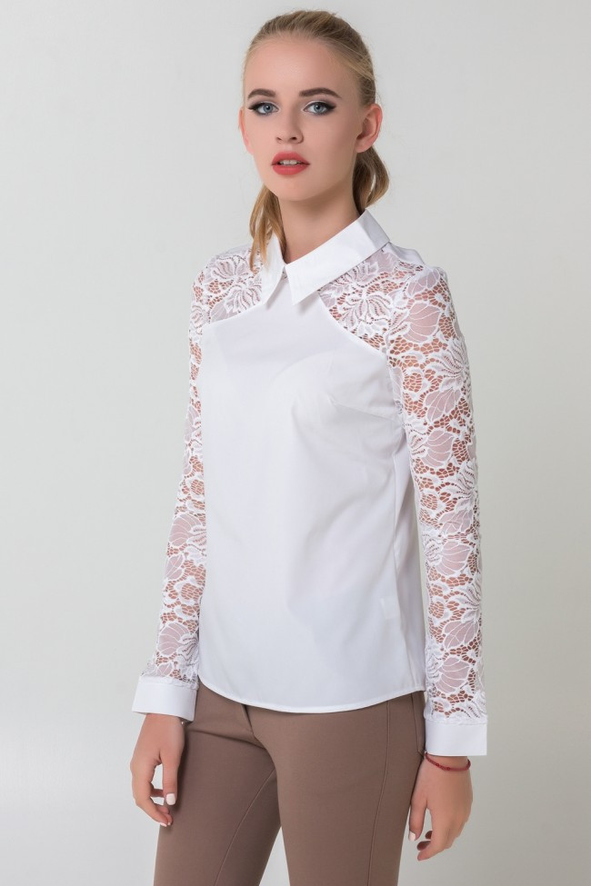 Біла блузка з мереживними рукавами