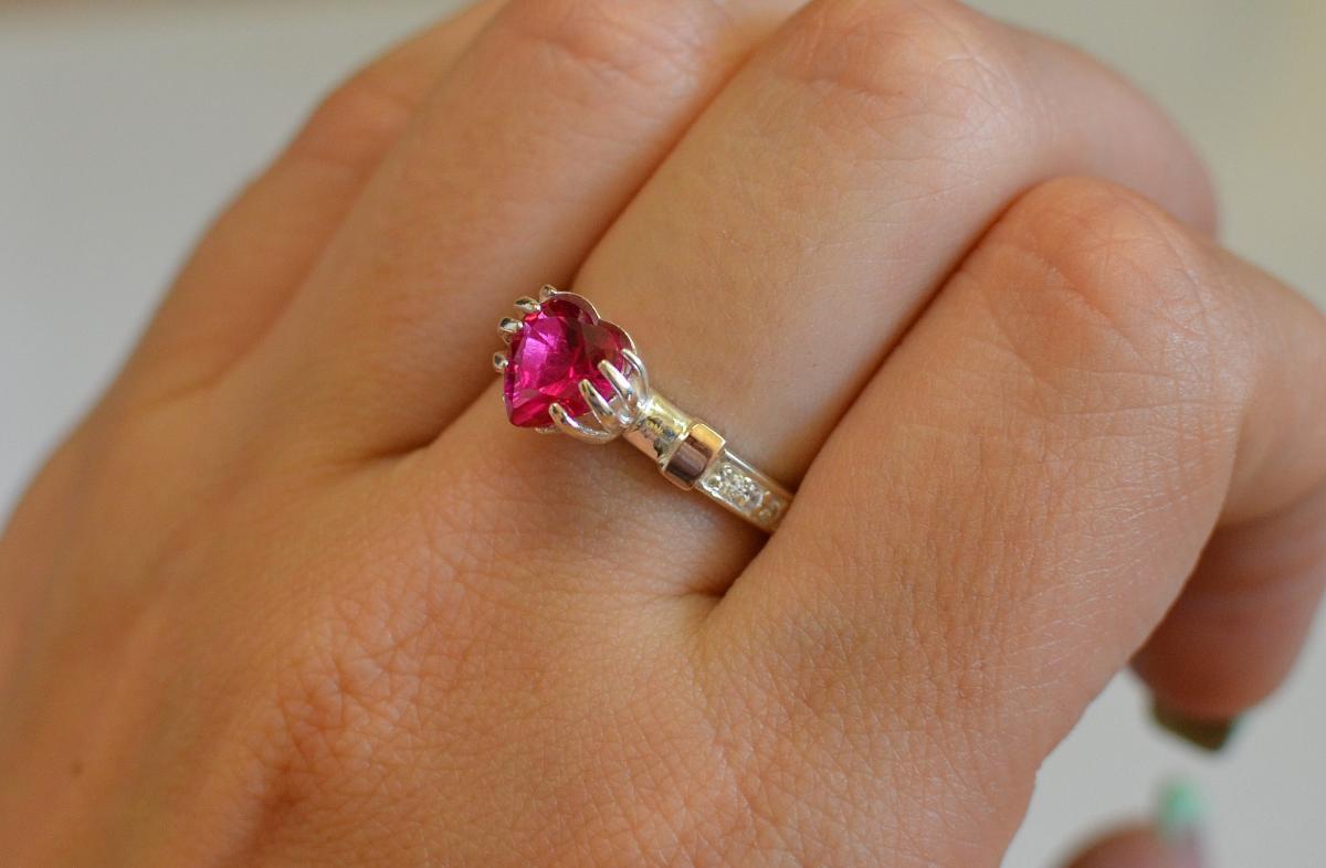 Срібне кільце Серце в руках з золотими пластинами, фото 1