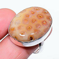 Овальное кольцо с кораллом "Посейдон" , размер 18.8
