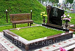 Монтаж штучної трави на кладовищі