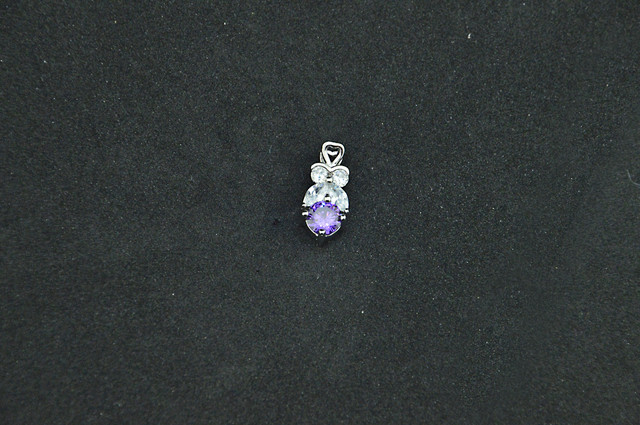Серебряный кулон с фиолетовым камнем