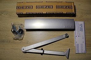Дверний доводчик GEZE TS 4000 з тягою з фіксацією, срібний