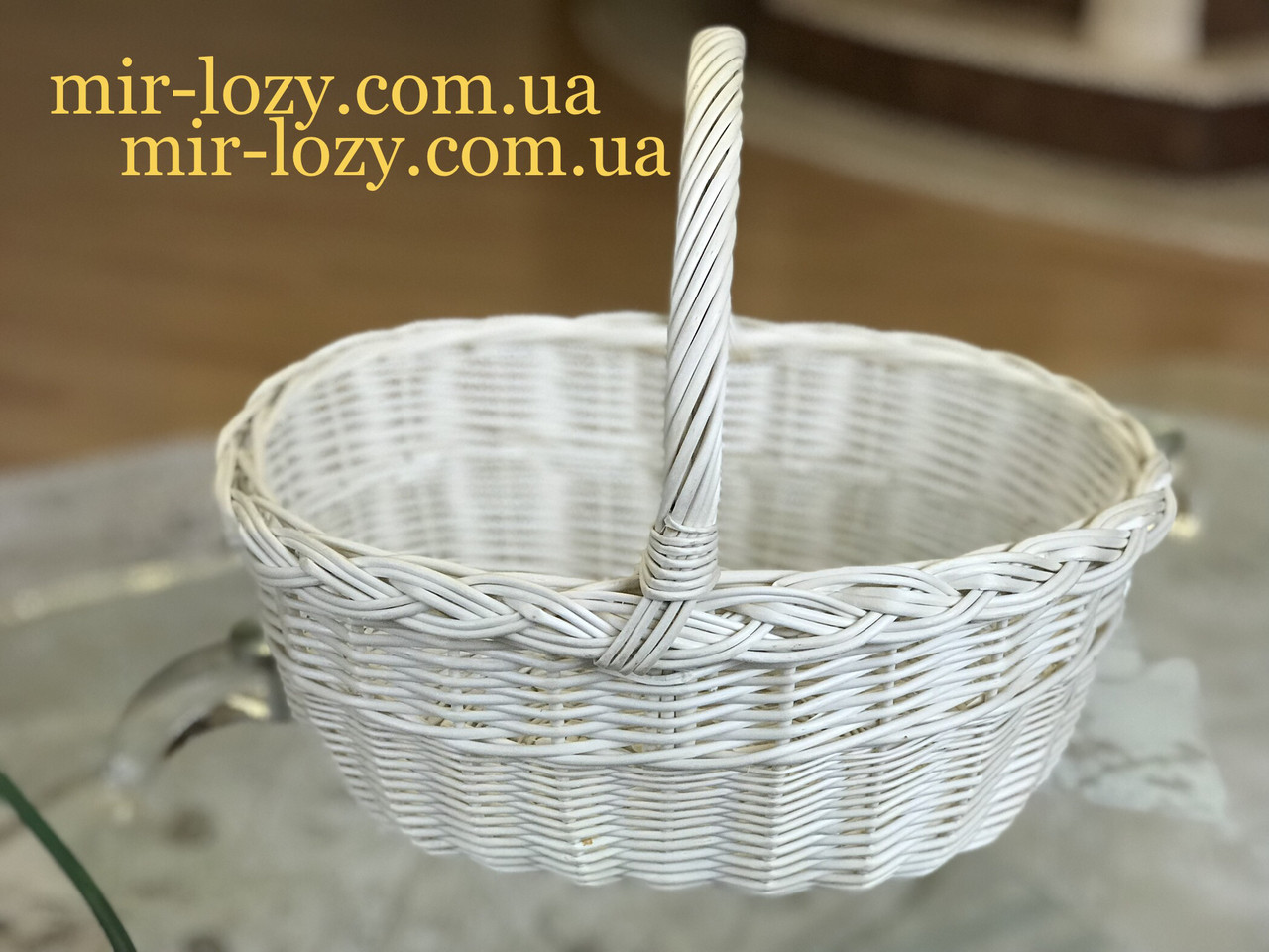 Кошик з білої лози