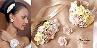 Стильный свадебный комплект украшений ручной работы с цветами. Бежевые розочки