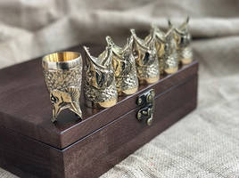 Набір бронзових чарок у подарунок рибалці "Царський улов" 6 штук, у кейсі з натурального дерева