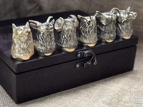 Набір бронзових чарок ручної роботи "Мисливці" 6 штук, у кейсі з натурального дерева