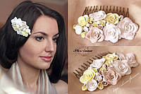 Весільний гребінь для волосся з квітами з полімерної глини "Бежеві троянди"