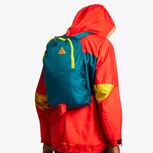 Рюкзак Nike ACG Packable | хлопець з рюкзаком на спині