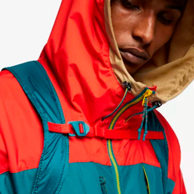 Рюкзак Nike ACG Packable | хлопець з рюкзаком на спині