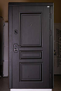Триконтурні вхідні двері в квартиру сталь 2 мм. колір Венге/Білий матовий