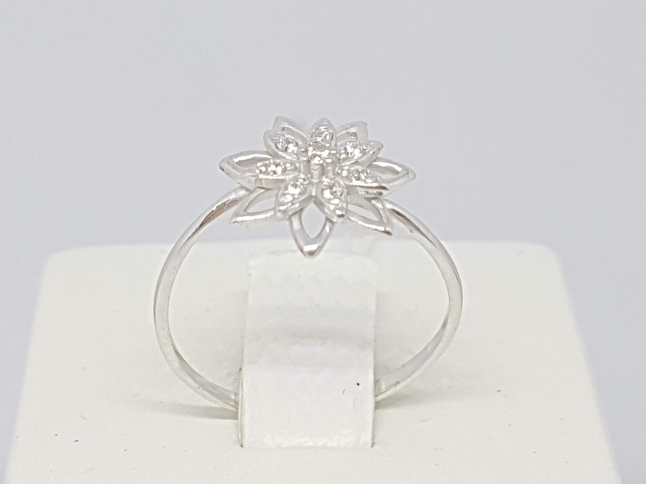 Срібне кільце з фіанітами. Артикул 10128Р 15,5