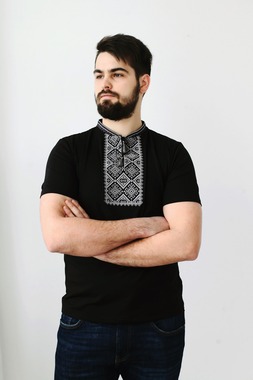 Стильна чоловіча футболка з вишивкою на чорній тканиніЧФ-08