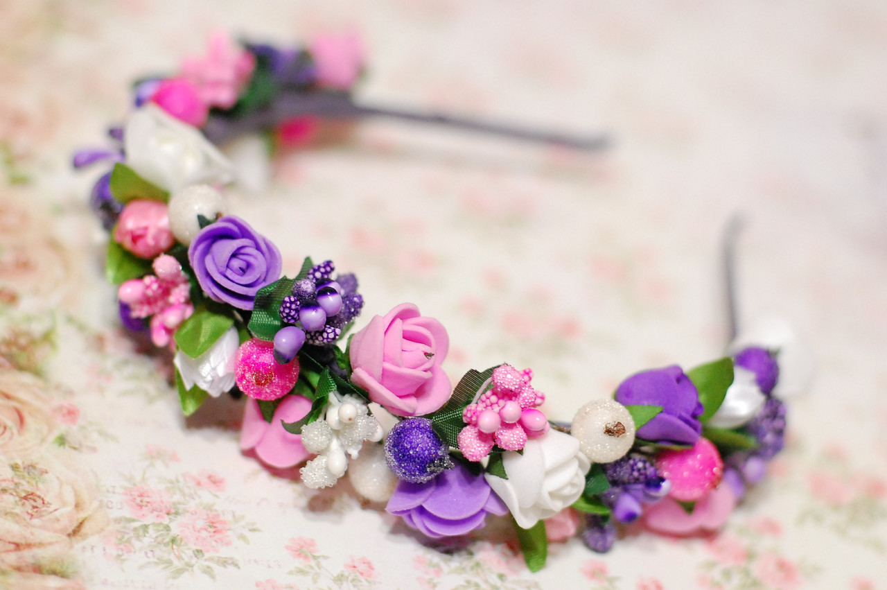 Обруч для волосся / обідок на голову з фіолетовими та рожевими квітами 122