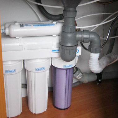 Встановлений фільтр Aqualine Ro-5 Зображення змонтованого фільтра для води Aqualine Ro-5