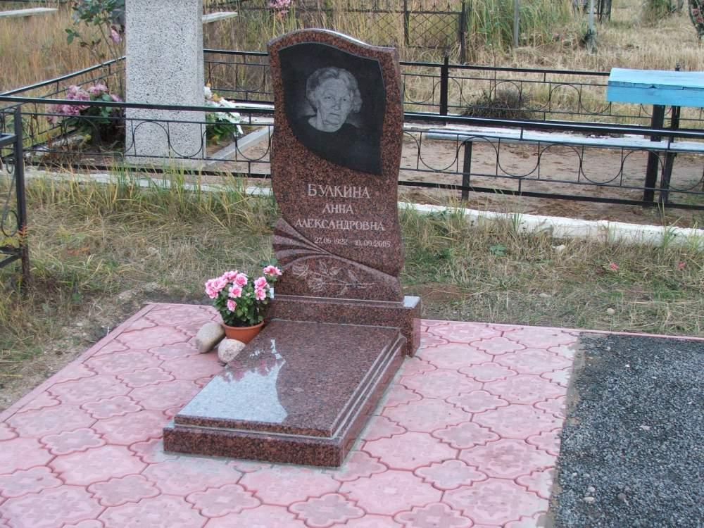 Пам'ятник з граніту лезник 100*50*5 з квітником і надгробної плитою