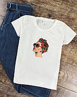 Молодежная женская футболка с принтом девушки в очках белого цвета