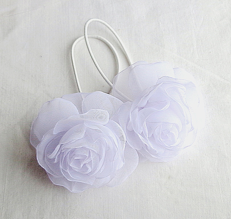 Гумка для волосся з квітами ручної роботи "Біла чайна троянда"