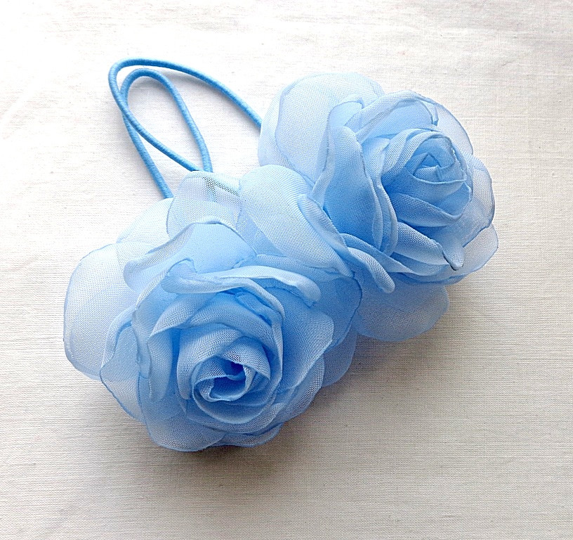 Гумка для волосся з квітами ручної роботи "Блакитна Троянда"
