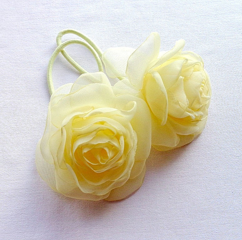 Гумка для волосся з квітами ручної роботи "Ванільна чайна троянда"