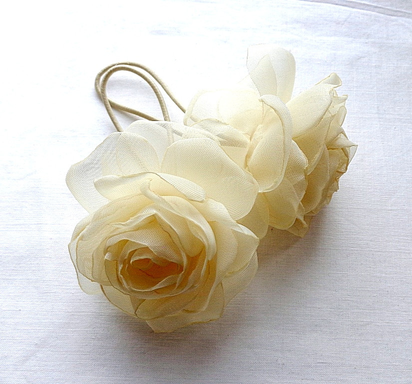 Гумка для волосся з квітами ручної роботи "Роза Шампань"