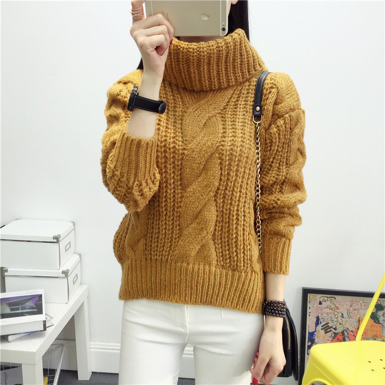 Зимовий в'язаний светр з об'ємним коміром гірчичного кольору