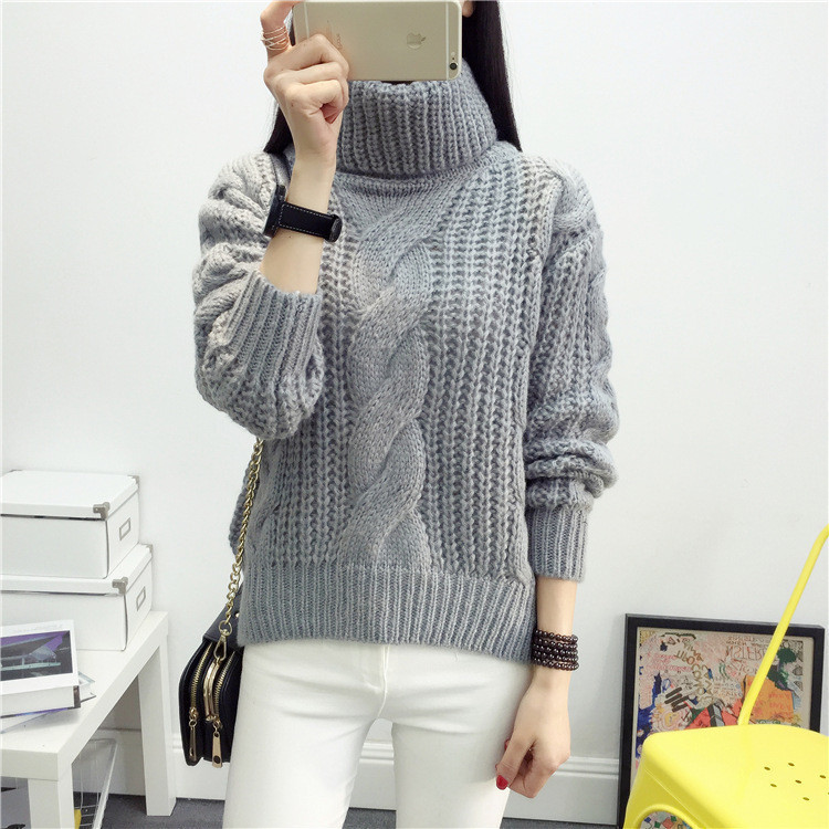 Зимовий жіночий в'язаний светр сірого кольору