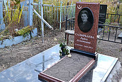 Пам'ятник з граніту "Лезнікі" 110*60*8 з квітником