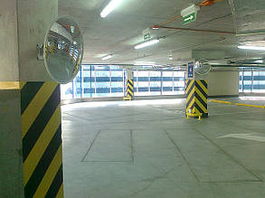 Дорожні дзеркала в паркінгу торговельного центру.