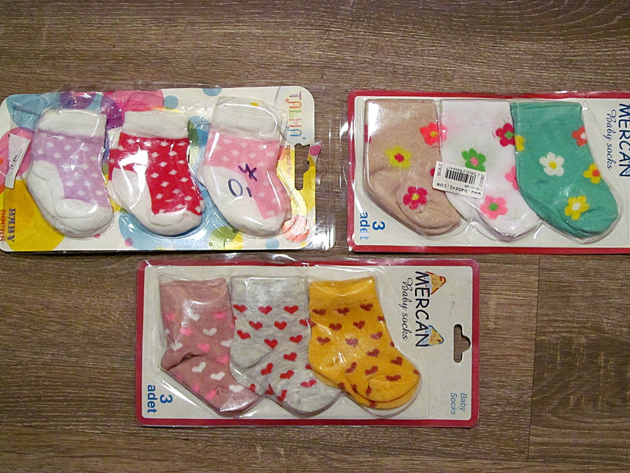 Шкарпетки для новонароджених на планшетці.