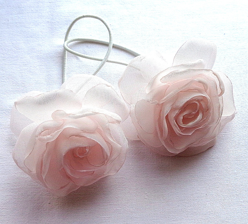 Гумка для волосся з квітами ручної роботи "Троянда Блідо-рожева"