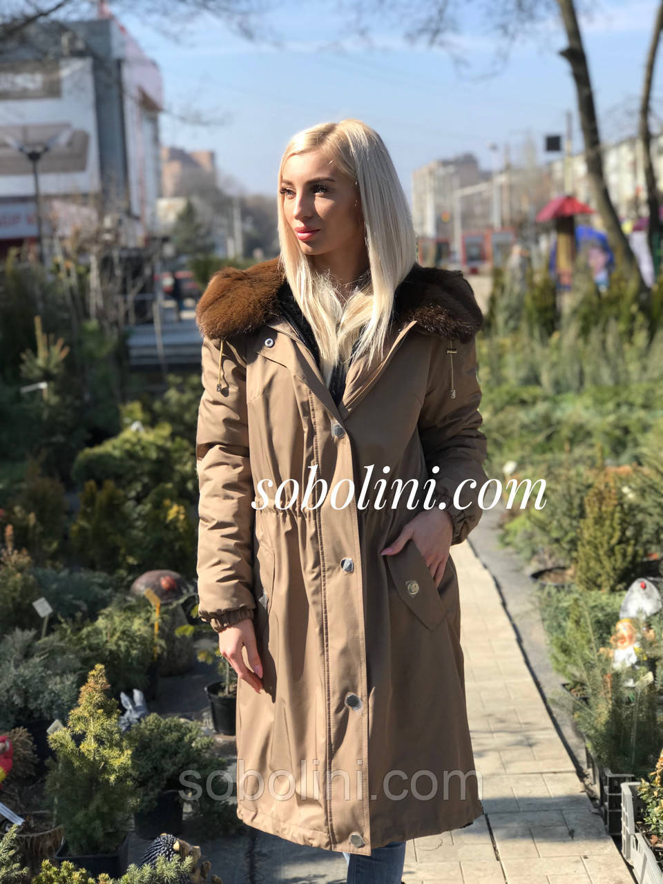 Парку з бобром по спинці і дикої норкою за капюшону