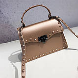 Сумка жіноча із заклепками, розмір S (золотаво-рожева), фото 3