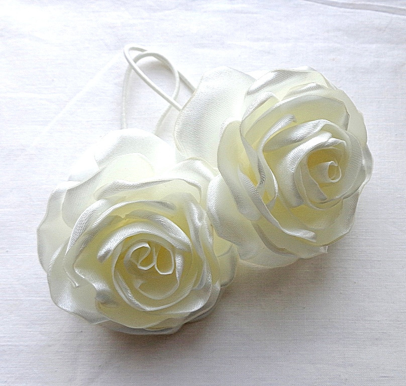 Гумка для волосся з квітами ручної роботи "Молочна атласна троянда"