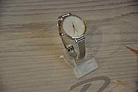 Женские минималистические часы на браслете