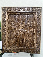 Різьблені ікони, картини.