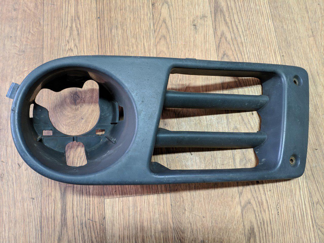 Кронштейн кріплення протитуманних фар лівий Renault Trafic, Opel Vivaro 2001-2006, 8200113993 (Б/У)