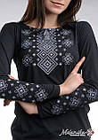 Трендова чорна жіноча вишита футболка з довгим рукавом «Сірий карпатський орнамент» S, фото 3